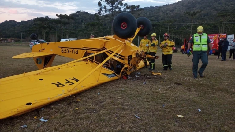 Queda de avião em Santa Catarina deixa um morto e uma mulher ferida