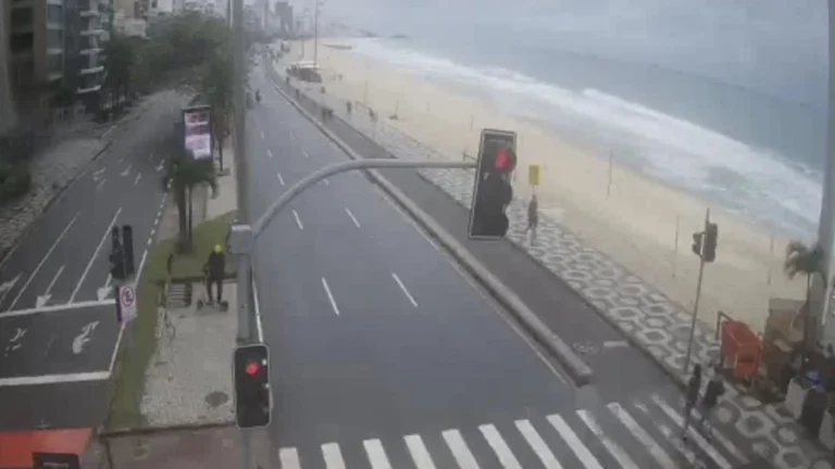 Frente fria traz chuva e ressaca com ondas de até 2,5 m no Rio