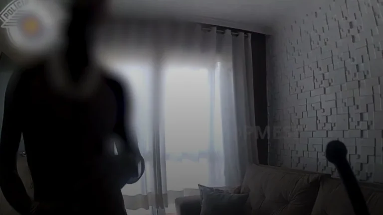 Vídeo da Bodycam: Gato Preto estava nu com duas mulheres quando recebeu PMs
