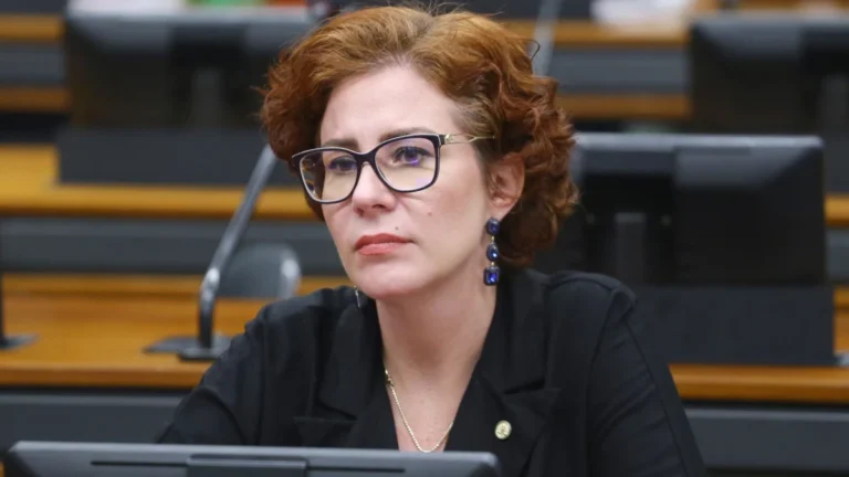 Defesa critica manutenção da prisão de Zambelli e cita pressão do Brasil