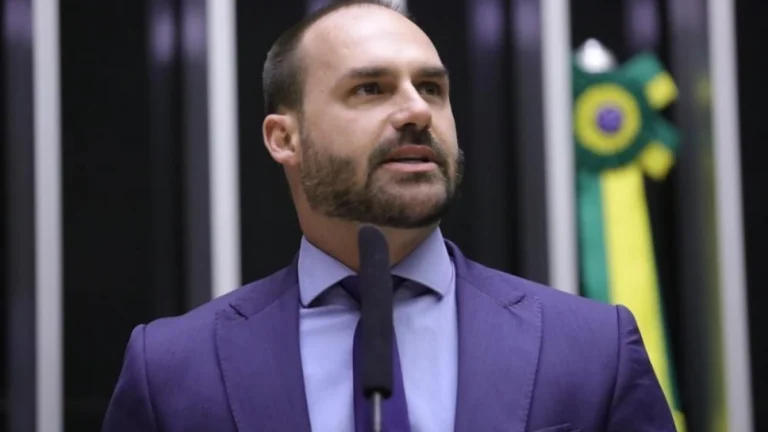 Eduardo diz que família Bolsonaro pensa em deixar PL se Tarcísio se filiar