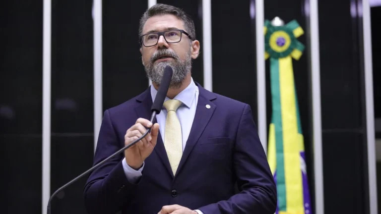 “Sou autista e não entendi”, diz deputado ao explicar demora na mesa