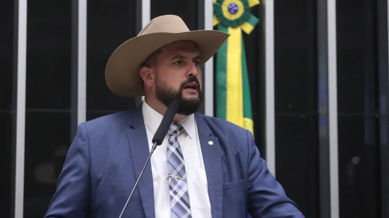 Governistas acionam Conselho de Ética contra Zé Trovão por barrar Hugo