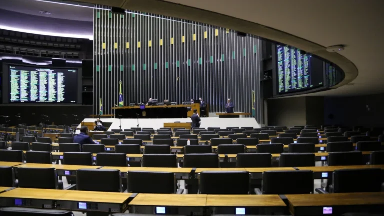 Proteção a crianças e pacote anti-STF: Câmara define pauta nesta terça (12)