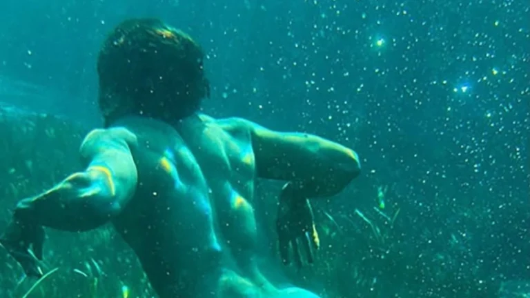 Jesuíta Barbosa surge nu em foto durante mergulho