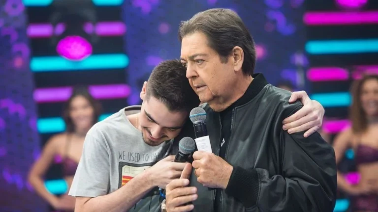 João Silva homenageia pai, Faustão, com vídeos raros em estreia de programa