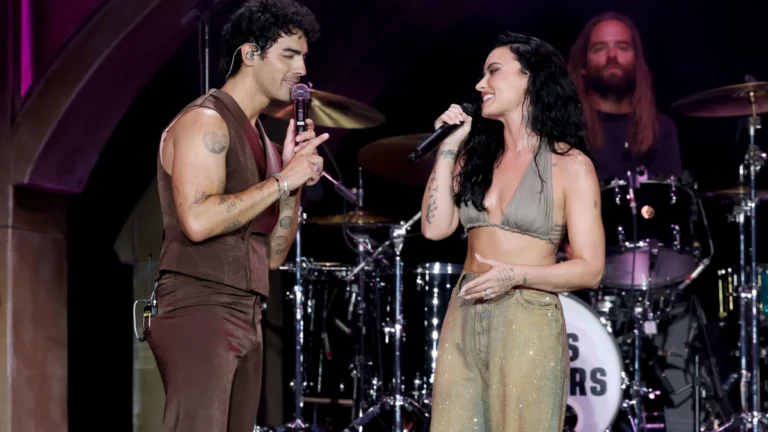 Demi Lovato revela qual dos Jonas Brothers a convidou para show