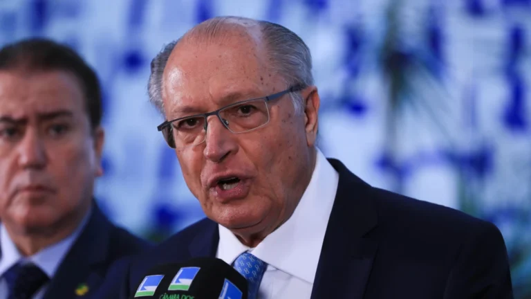Avião de Alckmin apresenta falha durante parada na Colômbia