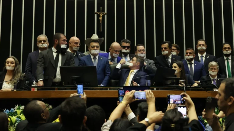 Análise: Oposição estica corda e insiste em anistia