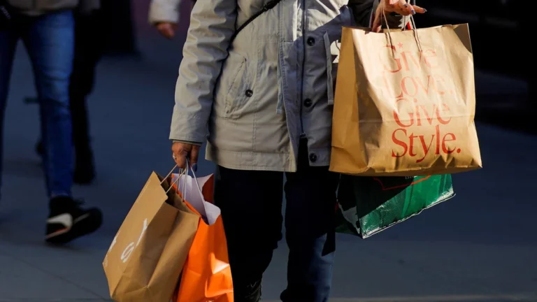Roupas e bebidas: Veja o que pode ficar mais caro nos EUA com tarifaço