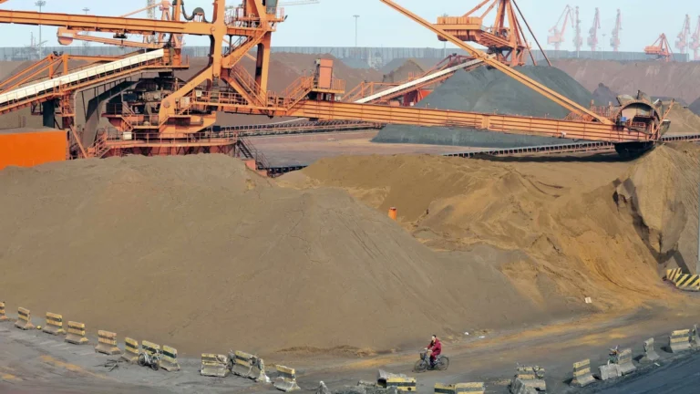 Minério de ferro enfraquece com ameaças de tarifas por Trump em foco