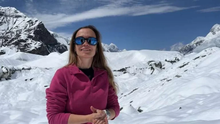 Alpinista russa é “deixada para morrer” após quebrar a perna em montanha na Ásia