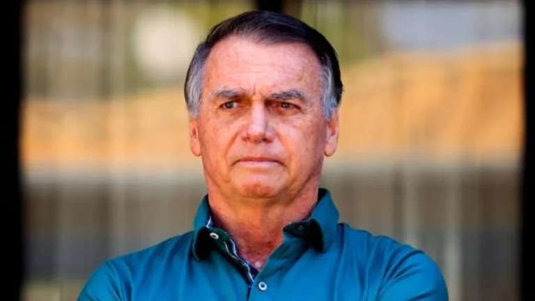 Bolsonaro passa mal em prisão domiciliar e vai a hospital em Brasília
