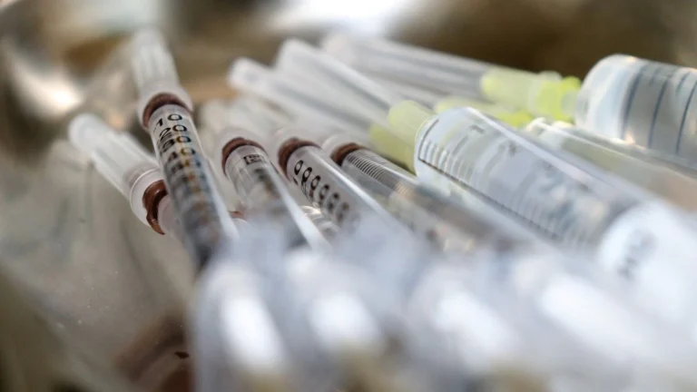 Mãe de bebê com HIV é presa após furar enfermeira com seringa contaminada