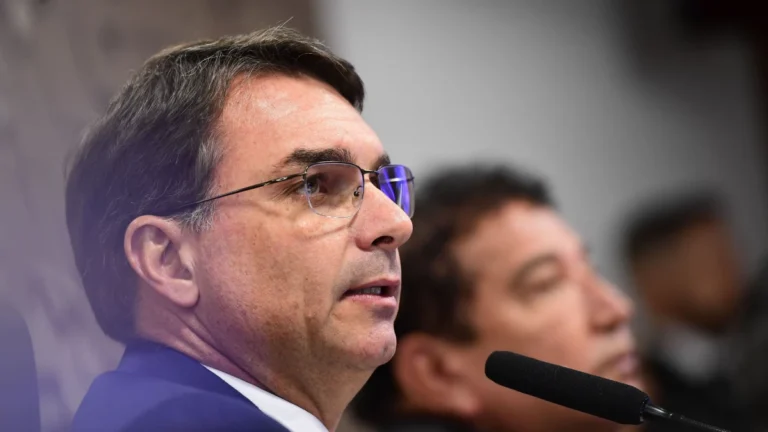 Bolsonaro “não está com saúde” e “segue firme, mas indignado”, diz Flávio