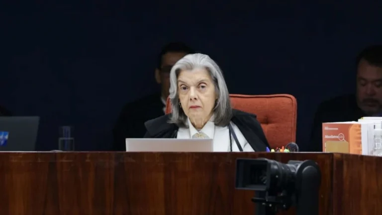 STF retoma às 14h julgamento de Bolsonaro com voto decisivo de Cármen Lúcia