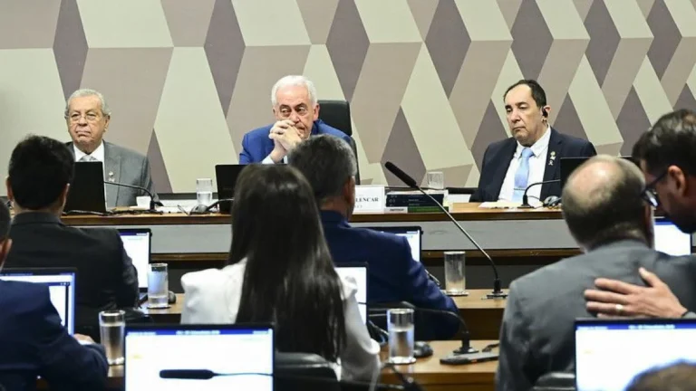 CCJ do Senado inicia votação de parecer contrário à PEC da Blindagem