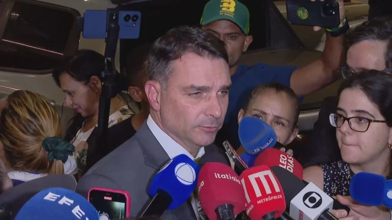 Jair Bolsonaro chegou a parar de respirar, diz Flávio