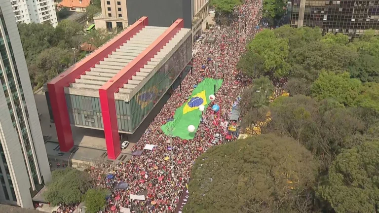 Em ato na Paulista, esquerda traz bandeirão do Brasil e defende soberania