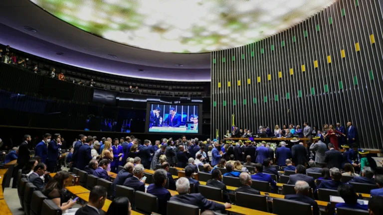 Câmara aprova urgência da política de minerais críticos e pressiona governo