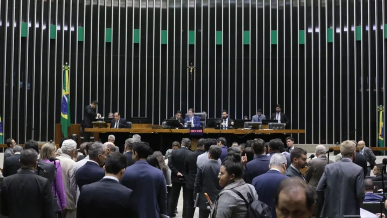Apoio do Centrão à anistia light desanima bolsonaristas