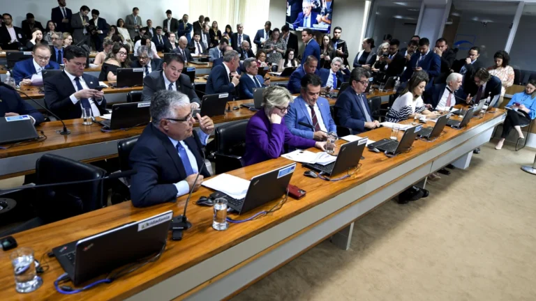Senador pede vista e adia votação de PL que isenta IR até R$ 5 mil