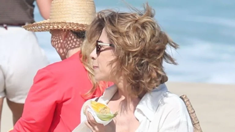 Fernanda Torres é flagrada de biquíni vermelho passeando por praia do RJ