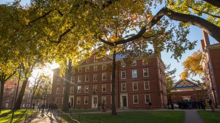 Governo Trump cancelou ilegalmente bolsas de Harvard, decide juíza