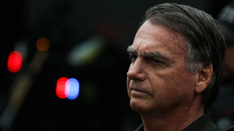 Aliados relatam Bolsonaro mais introspectivo e abatido na prisão domiciliar