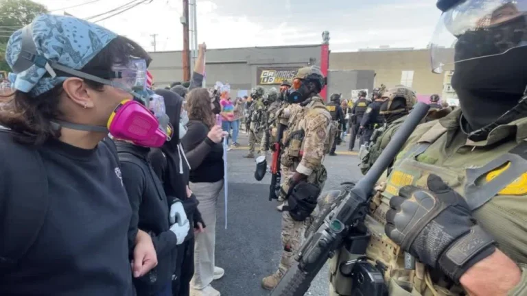 Dezenas de pessoas protestam após Trump enviar militares para Portland