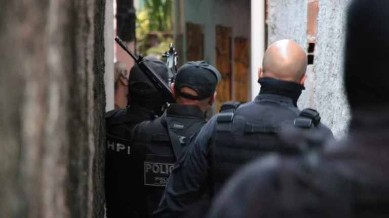 Homem é preso em Salvador com submetralhadora da PM de São Paulo