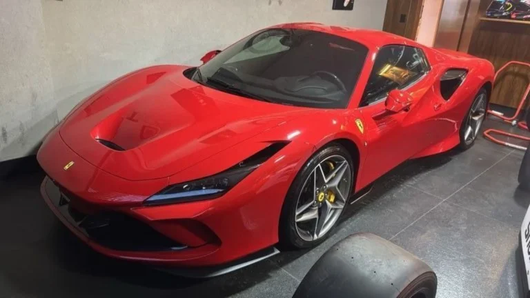 Esculturas eróticas e Ferrari: as apreensões da PF contra fraudes no INSS