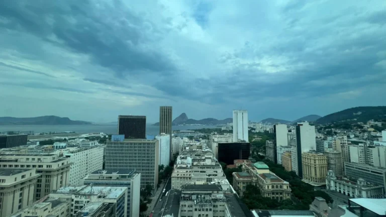 Frente fria que atua em SP avança para o Rio e cidade entra em alerta