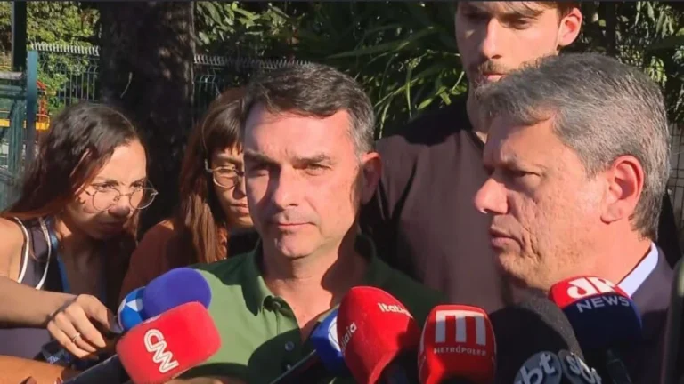 Em dia de posse, Flávio Bolsonaro pede “autocontenção” do STF por Fachin