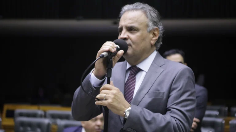 Brasil não pode continuar refém da agenda da anistia, diz Aécio Neves ao WW