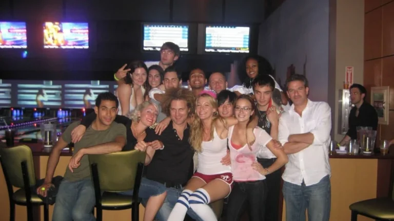 Blake Lively celebra 18 anos de “Gossip Girl” com fotos dos bastidores
