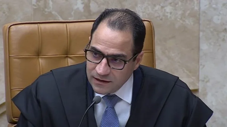 A democracia é inegociável, diz presidente da OAB em posse no STF