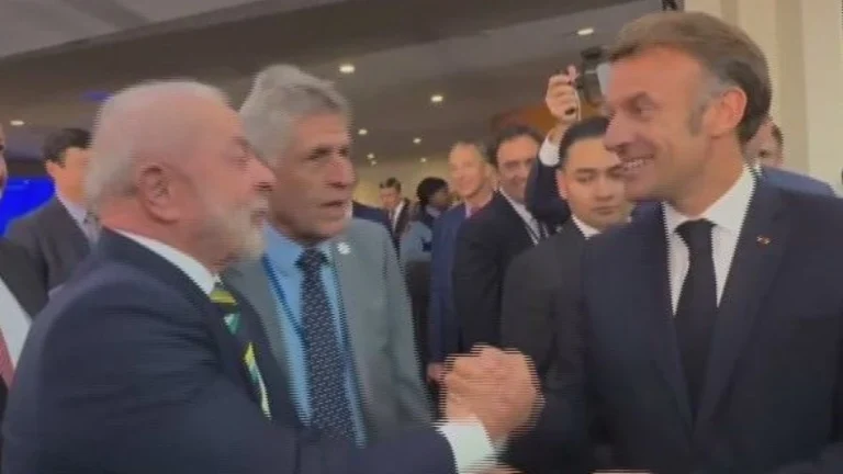 Vídeo: Macron chama Lula de guerreiro durante breve encontro em Nova York