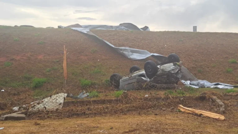 Vídeo: carro capota após temporal devastar fábrica da Toyota em Porto Feliz