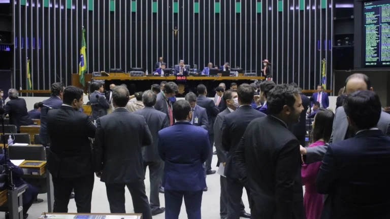 Mesa da Câmara envia ao Conselho de Ética ações contra deputados por motim