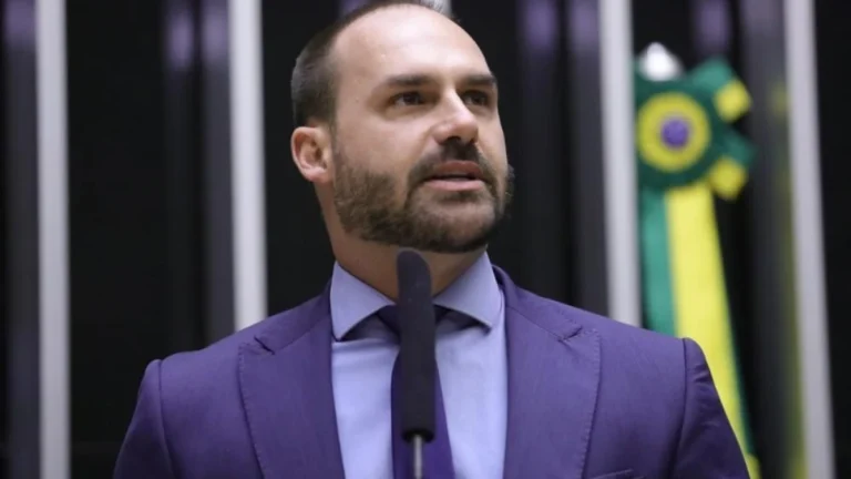 Câmara cobra R$ 13,9 mil de Eduardo Bolsonaro por faltas injustificadas
