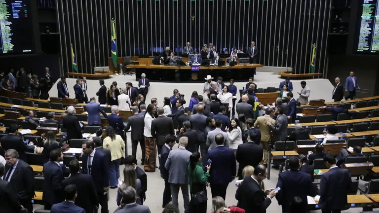 Câmara aprova MP que amplia isenção da conta de luz; texto vai ao Senado