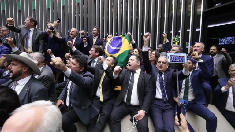 PL, União e Republicanos votam em peso por aprovação de urgência da anistia