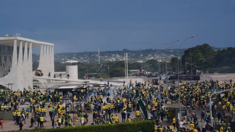 Anistia tem pelo menos três versões no Congresso