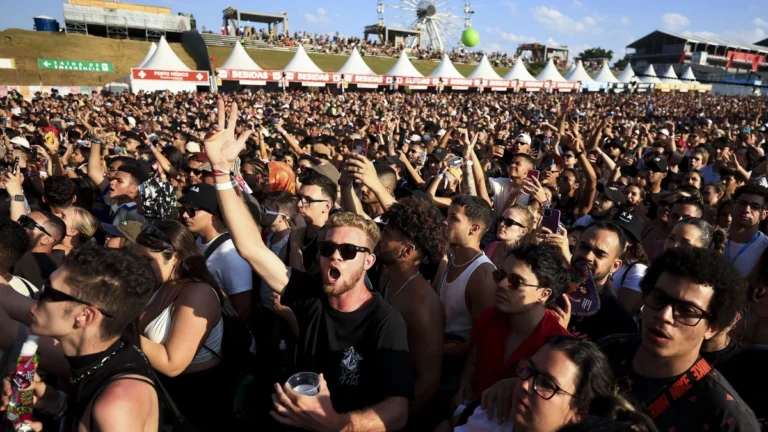 Mulher perde processo trabalhista após ir em festival com atestado médico