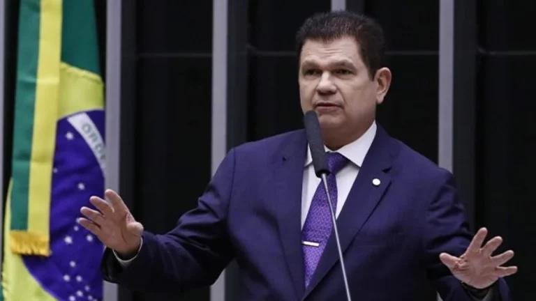 Deputado Mauro Benevides Filho é internado após sofrer AVC