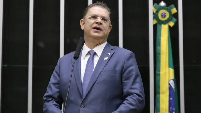 Líder do PL elogia relator da anistia e diz que espera ser consultado