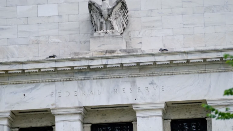Senado dos EUA vota na segunda (15) indicação de Trump ao Fed