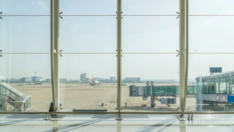 Aeroporto Santos Dumont tem voos atrasados após vazamento de óleo na pista