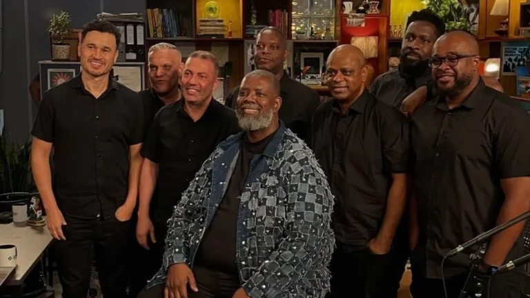 Péricles faz retrospectiva da carreira em 3º “Tiny Desk Brasil”
